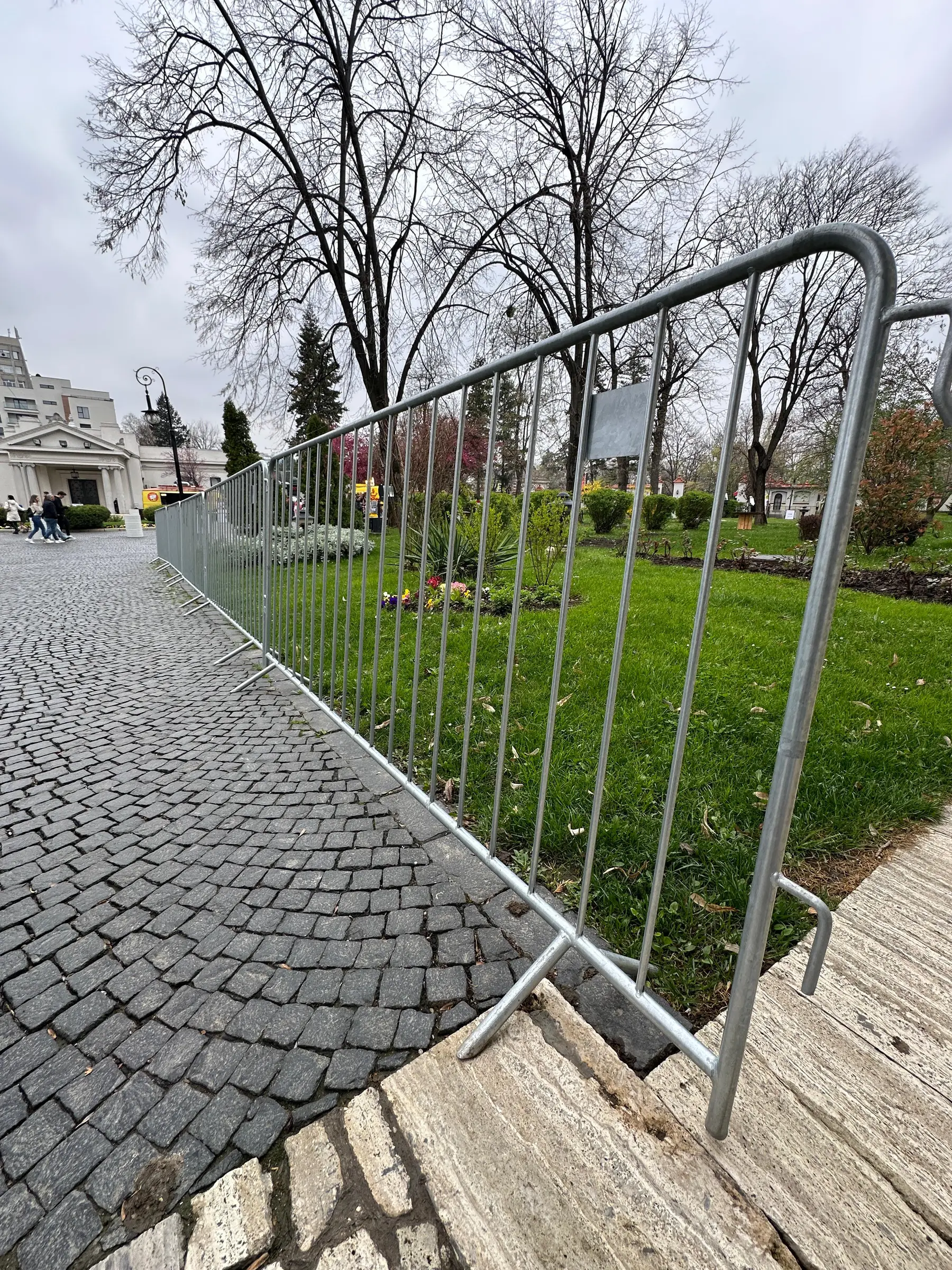 Gard mobil pentru evenimente, panou tip jandarmerie – pe alee din piatră cubică