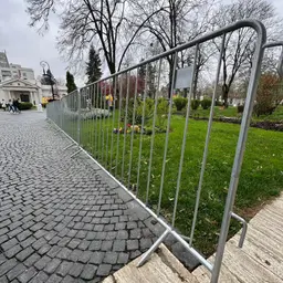 Gard mobil pentru evenimente, panou tip jandarmerie – pe alee din piatră cubică