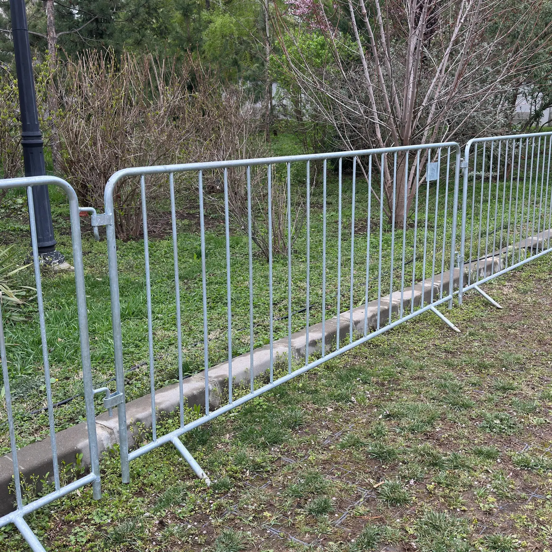 Gard mobil pentru evenimente, panou tip jandarmerie – bare verticale, pe iarbă