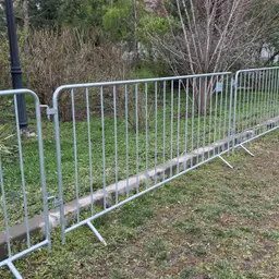 Gard mobil pentru evenimente, panou tip jandarmerie – bare verticale, pe iarbă