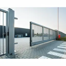 Poartă culisantă în consolă PI 130 – gri deschis, lângă clădire industrială
