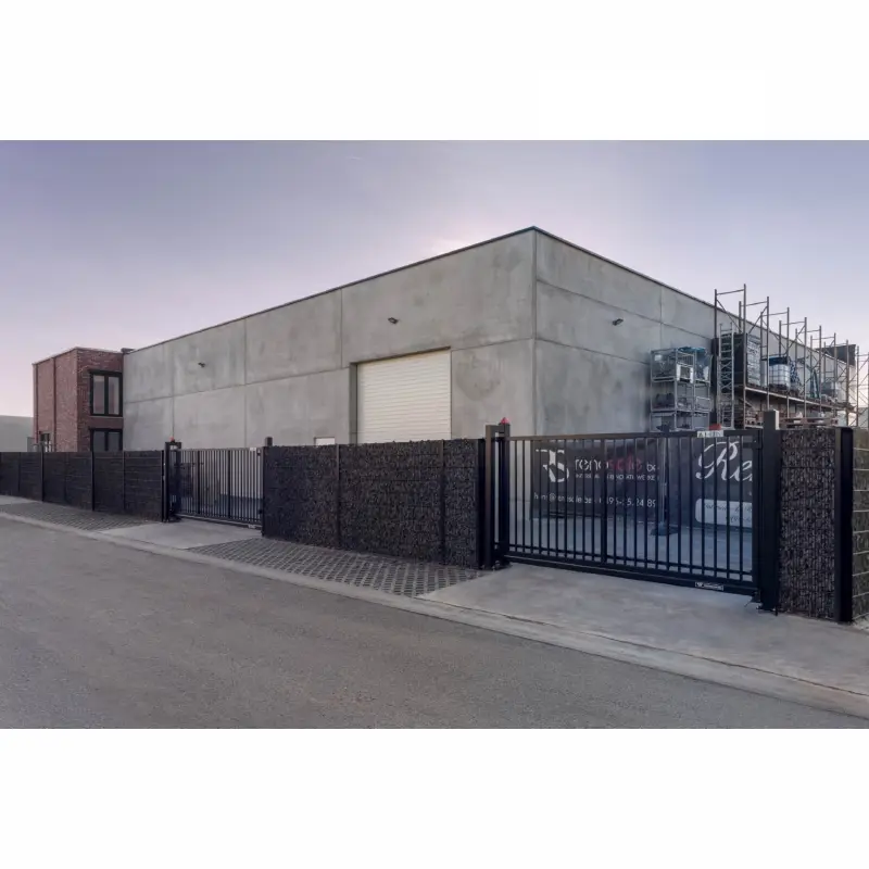 Poartă culisantă în consolă PI 95 – închisă, lângă un depozit industrial