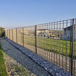 Gard de securitate, panou metalic Plusar – panouri perforate, peisaj verde