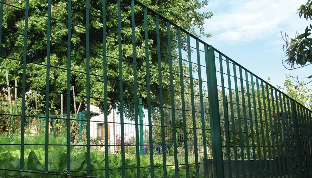 Gard de securitate, panou metalic Plusar – gard verde, proprietate rezidențială