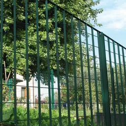 Gard de securitate, panou metalic Plusar – gard verde, proprietate rezidențială