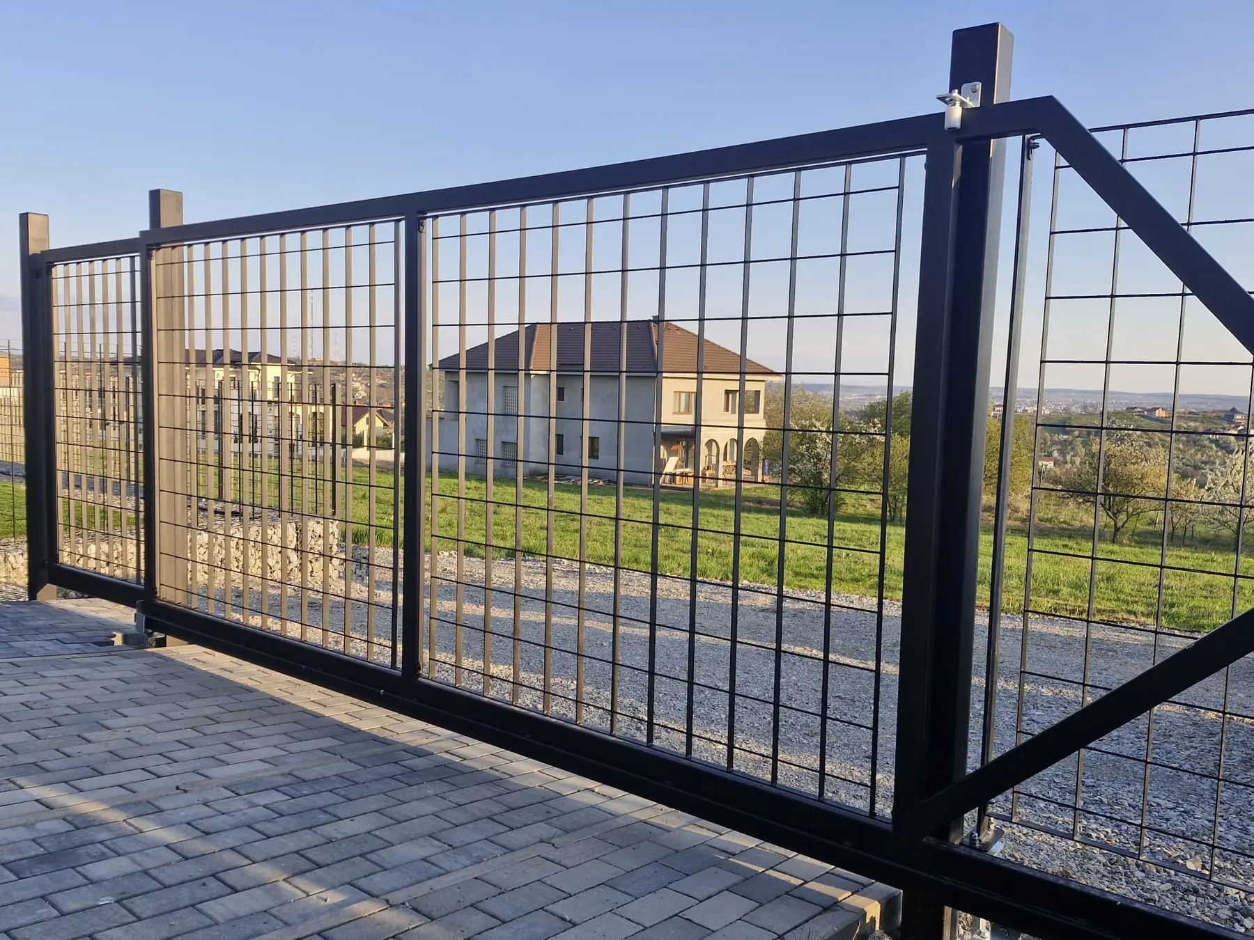 Gard de securitate, panou metalic Plusar – poartă din plasă, zonă rezidențială
