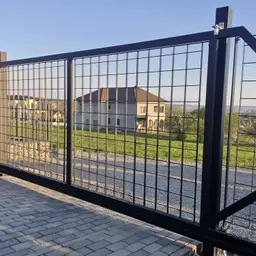 Gard de securitate, panou metalic Plusar – poartă din plasă, zonă rezidențială