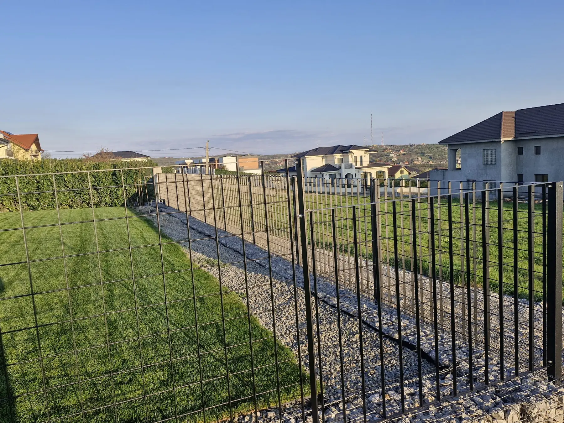 Gard de securitate, panou metalic Plusar – gard perimetral lângă case