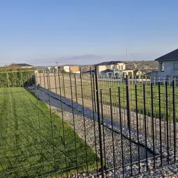 Gard de securitate, panou metalic Plusar – gard perimetral lângă case