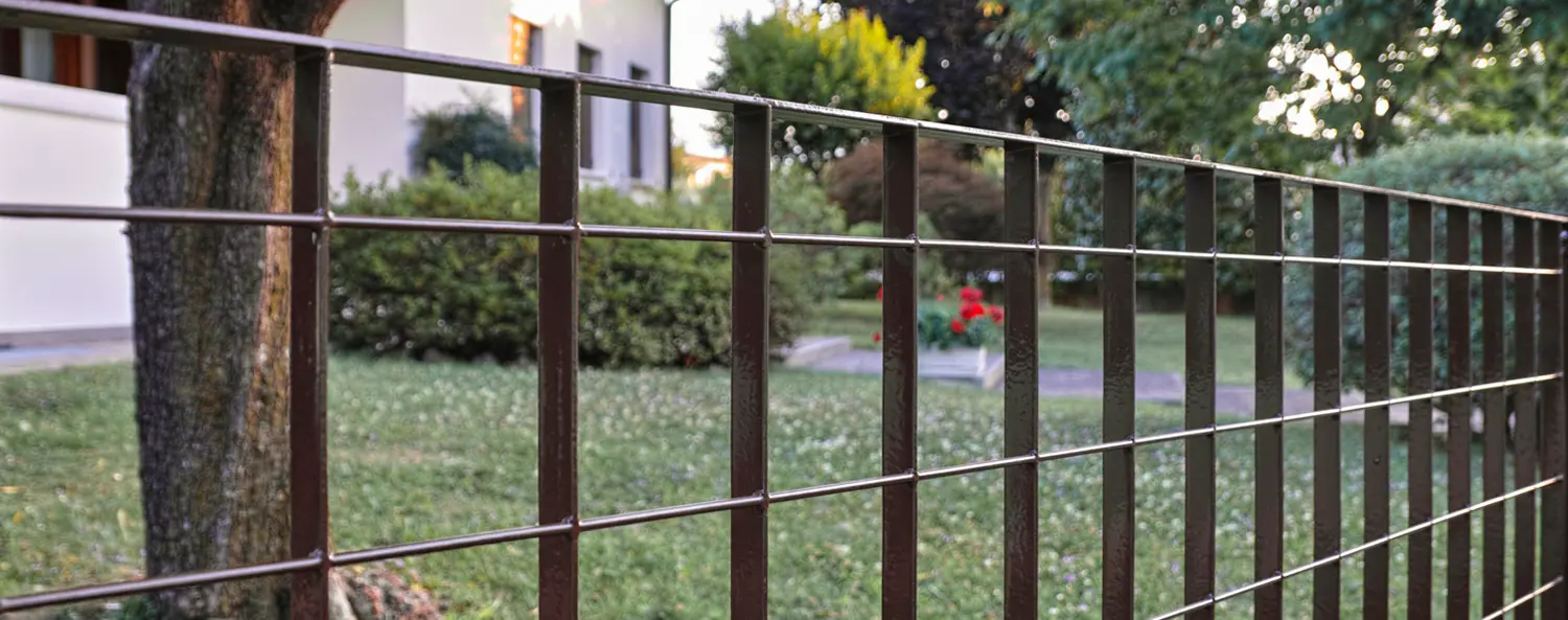Gard de securitate, panou metalic Plusar – finisaj închis, în grădină