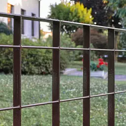 Gard de securitate, panou metalic Plusar – finisaj închis, în grădină