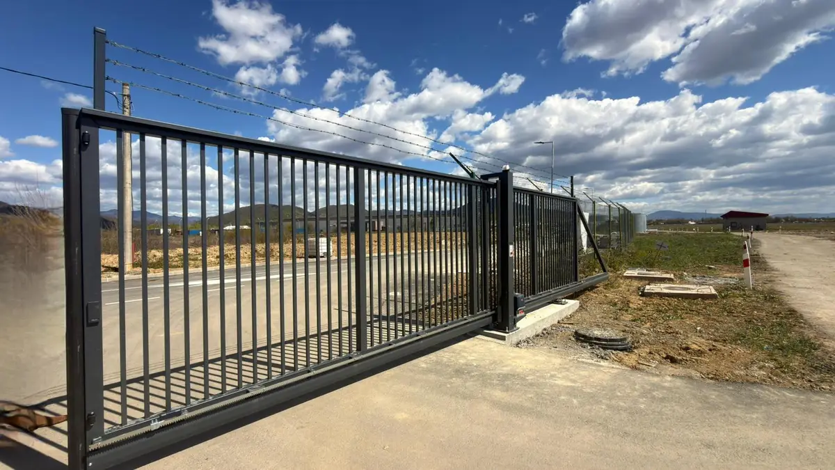 Poartă culisantă automatizată la aeroportul din Satu Mare – poartă deschisă cu grilaj metalic