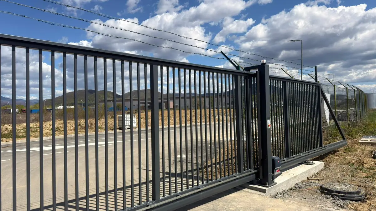 Poartă culisantă automatizată la aeroportul din Satu Mare – mecanism de acționare automat