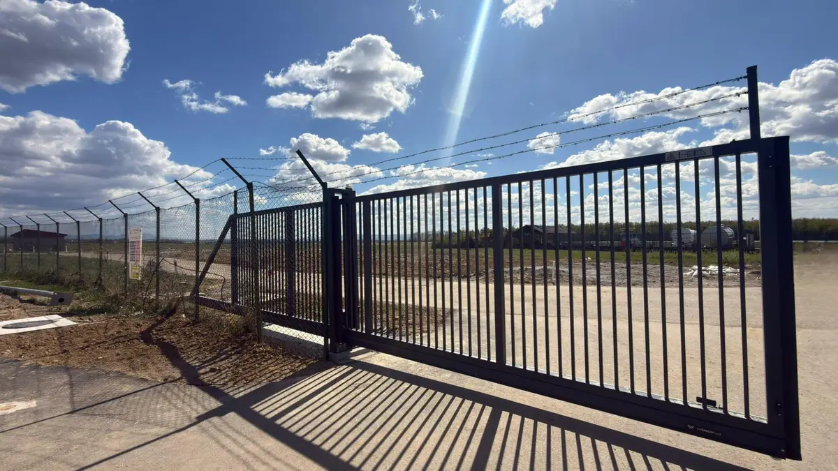 Poartă culisantă automatizată la aeroportul din Satu Mare – lângă gardul din plasă, vedere din lateral