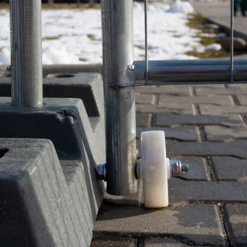 Poartă pietonală mobilă cu roată și încuietoare – roată din plastic și bază de beton