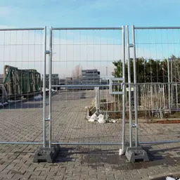 Poartă pietonală mobilă cu roată și încuietoare – două panouri mobile pe pavaj
