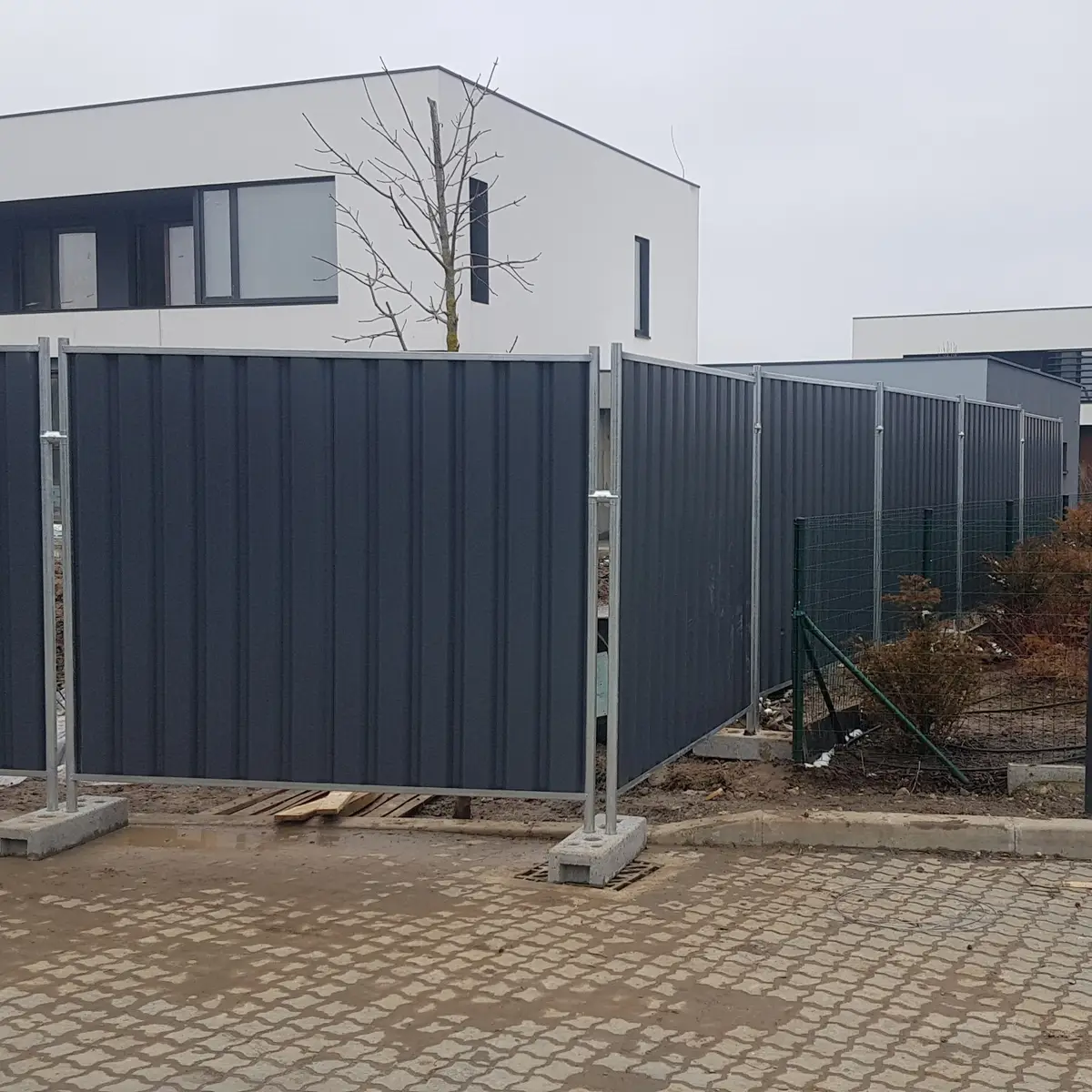 Gard opac de șantier, panou PVC OPC – panouri pe fundație de beton