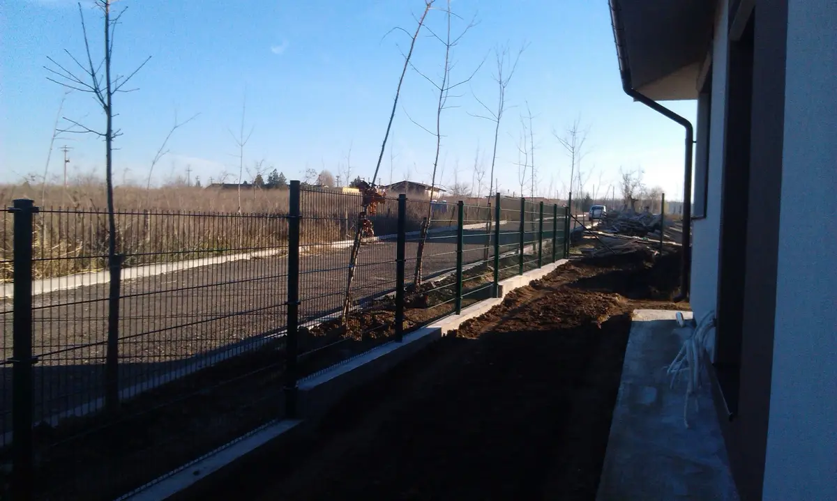 Împrejmuire rezidențială cu panouri metalice, Corbeanca – gard lângă drum nou amenajat