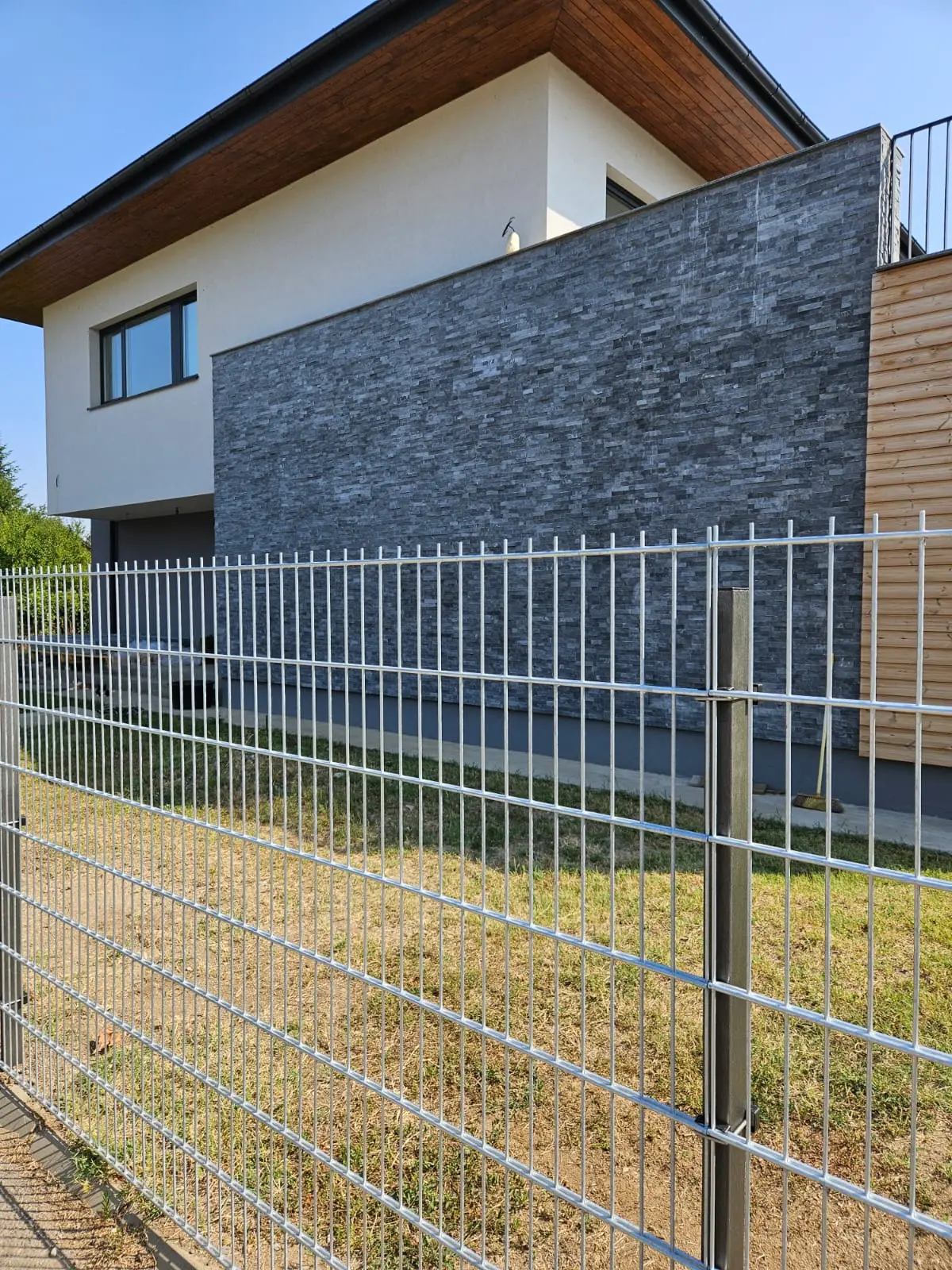 Gard rezidențial din panouri metalice, Corbeanca – în fața casei, pe zonă cu iarbă