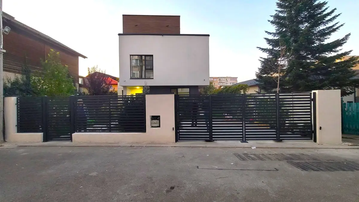 Poartă bifold cu deschidere în W și gard 10.104 la o locuință – poartă din lamele orizontale