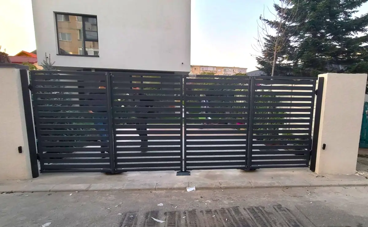 Poartă bifold cu deschidere în W și gard 10.104 la o locuință – poartă deschisă spre curte