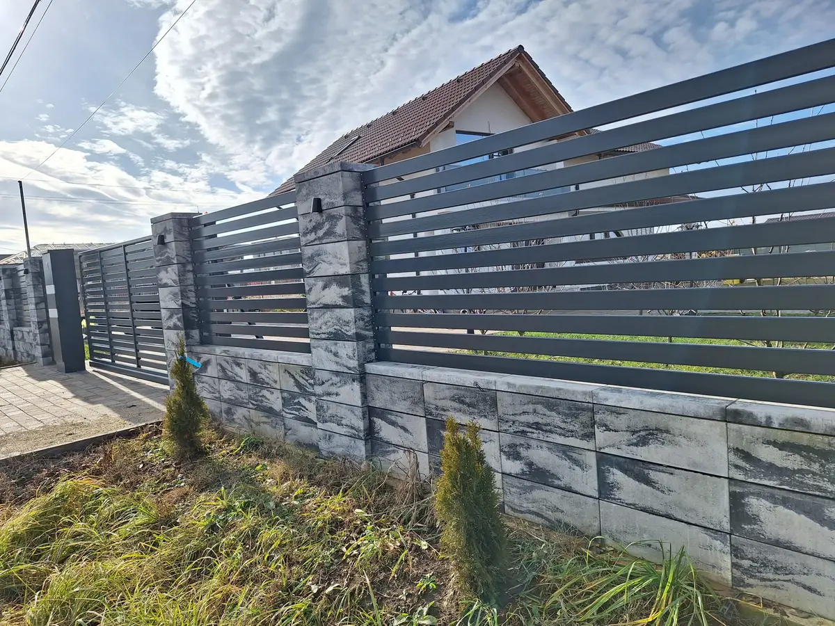 Împrejmuire casă în Ciofliceni, Snagov, cu panouri rezidențiale Modern – lamele orizontale pe soclu de piatră