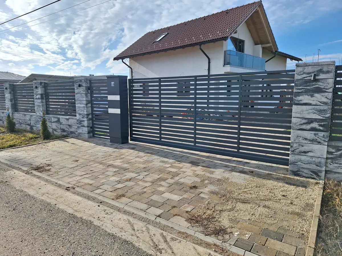Împrejmuire casă în Ciofliceni, Snagov, cu panouri rezidențiale Modern – poartă cu lamele în fața casei