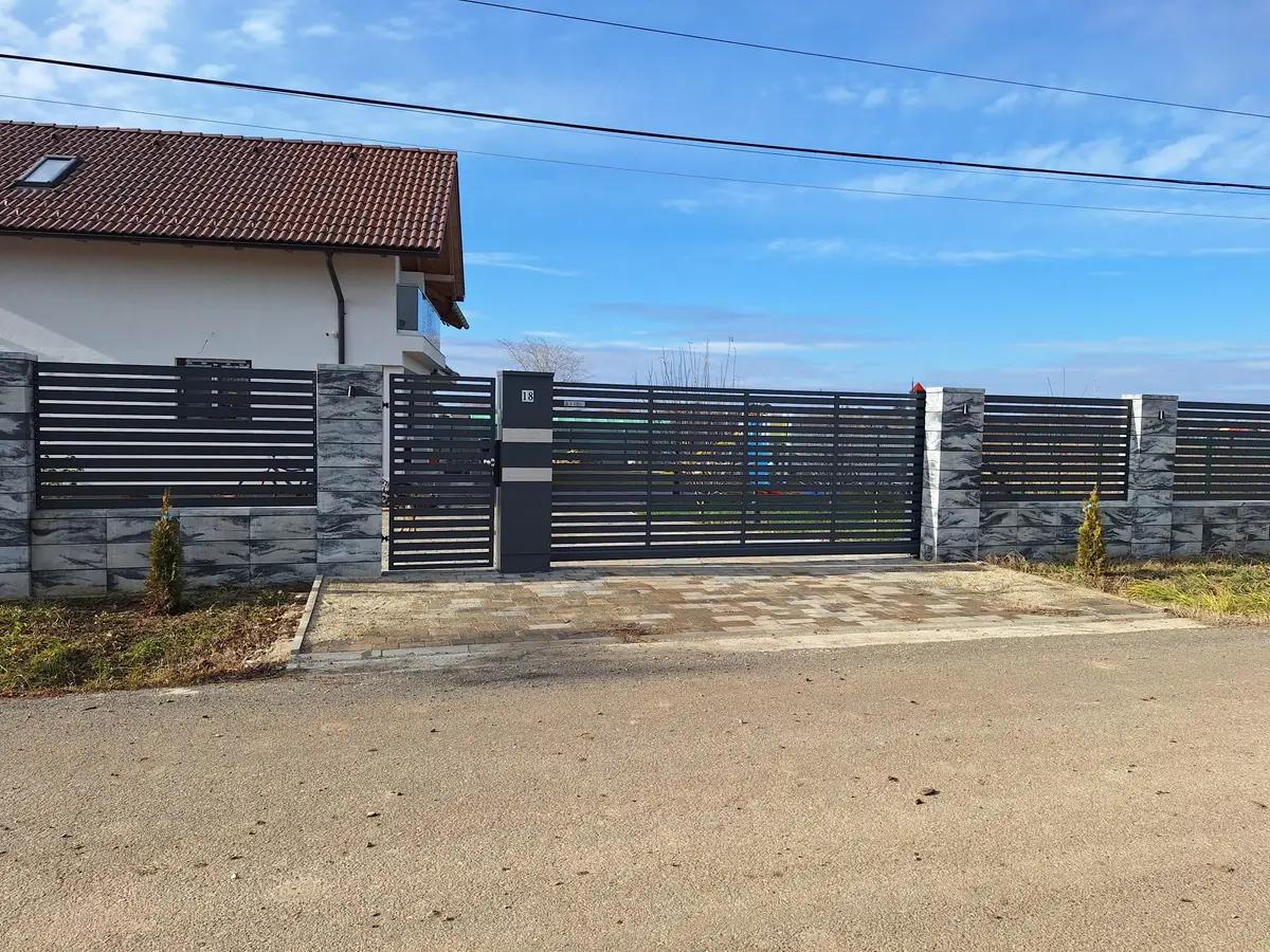 Împrejmuire casă în Ciofliceni, Snagov, cu panouri rezidențiale Modern – poartă în zid de piatră