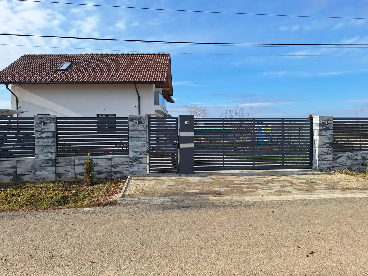 Împrejmuire casă în Ciofliceni, Snagov, cu panouri rezidențiale Modern – poartă integrată, cer albastru