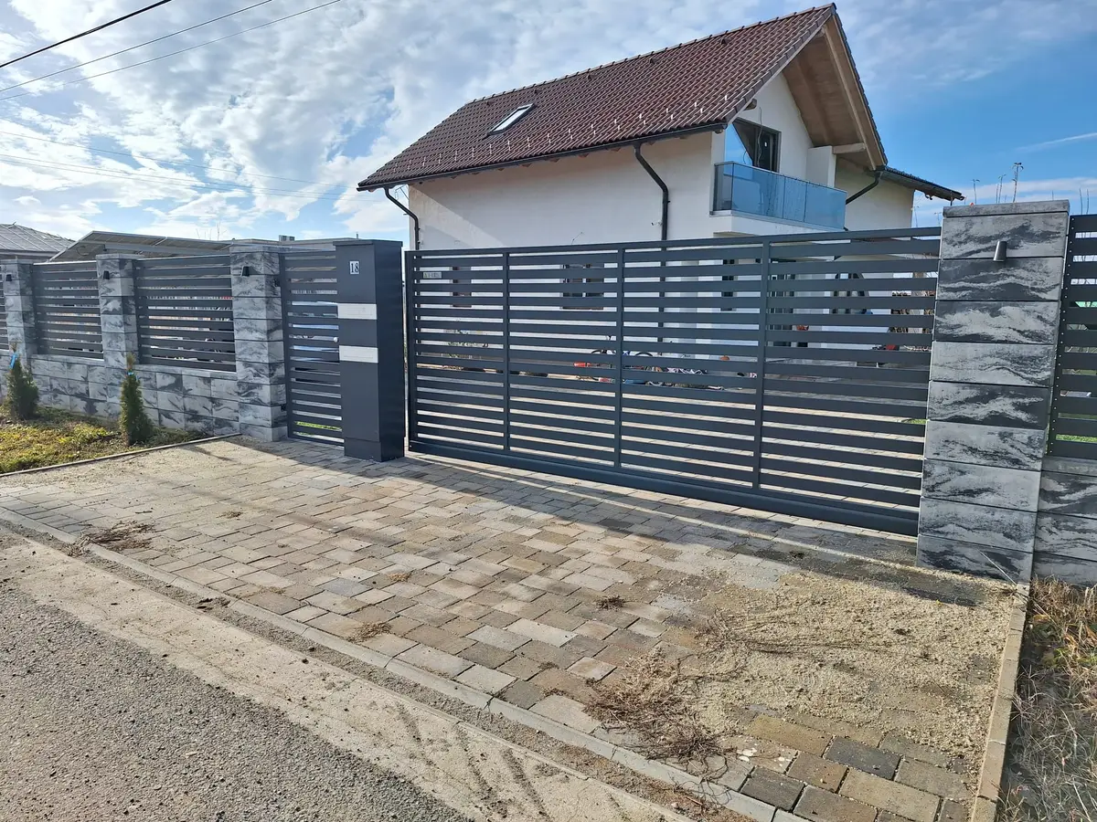 Împrejmuire casă în Ciofliceni, Snagov, cu panouri rezidențiale Modern – poartă parțial deschisă