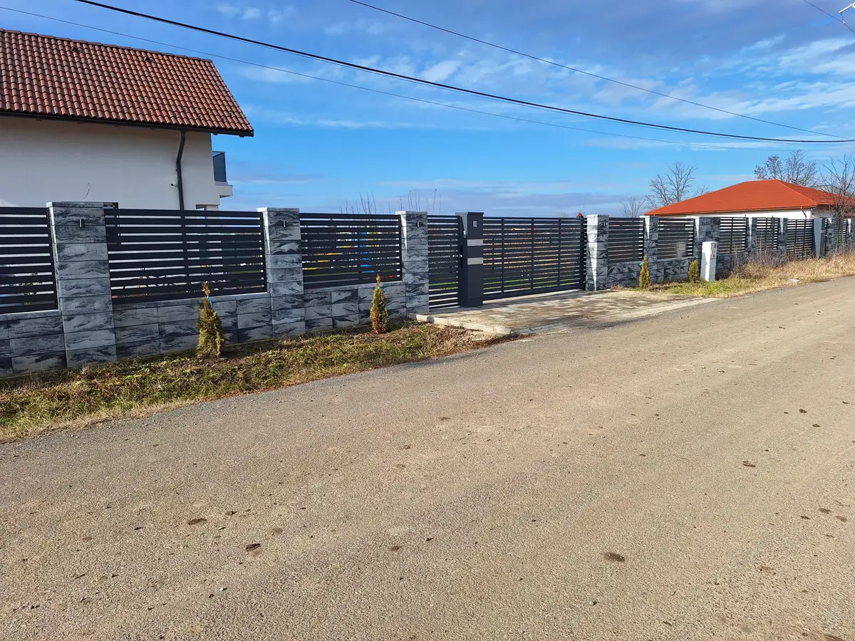 Împrejmuire casă în Ciofliceni, Snagov, cu panouri rezidențiale Modern – panouri verticale și plante