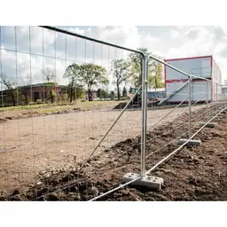 Gard mobil de șantier, panou RT – pe teren gol, baze de beton