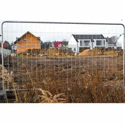 Gard mobil de șantier, panou RT – șantier cu clădiri în construcție