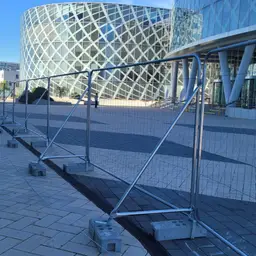 Gard mobil de șantier, panou RT38 Euro – pe pavaj, în fața unei clădiri moderne