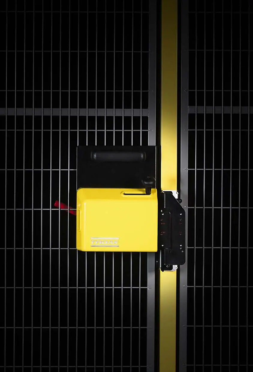 Încuietoare de siguranță Troax Safe Lock pentru uși industriale – carcasă galben-negru pe suport