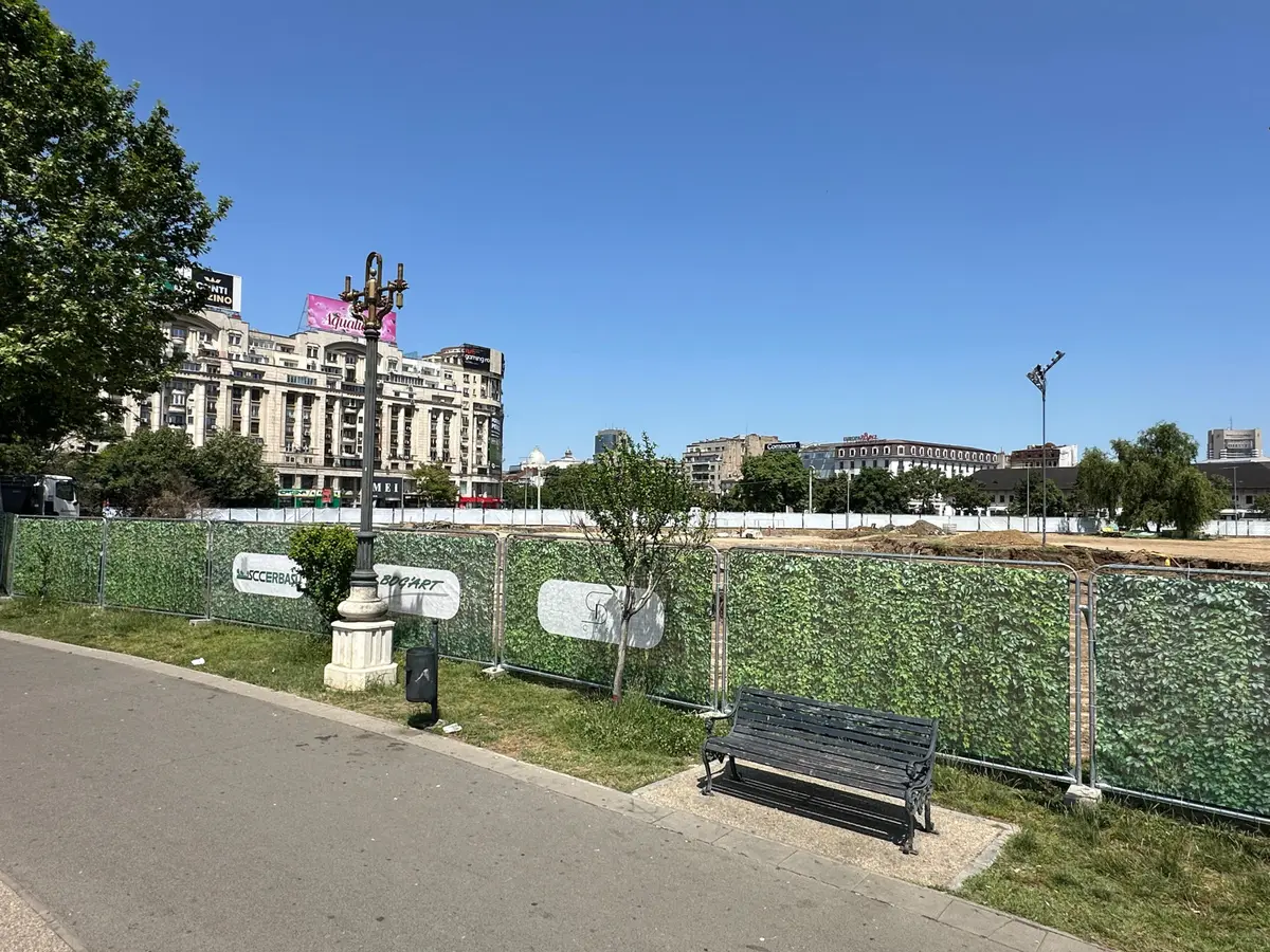 Împrejmuire de șantier cu panouri mobile RT, Bog'Art, Piața Unirii – teren împrejmuit, bancă în față