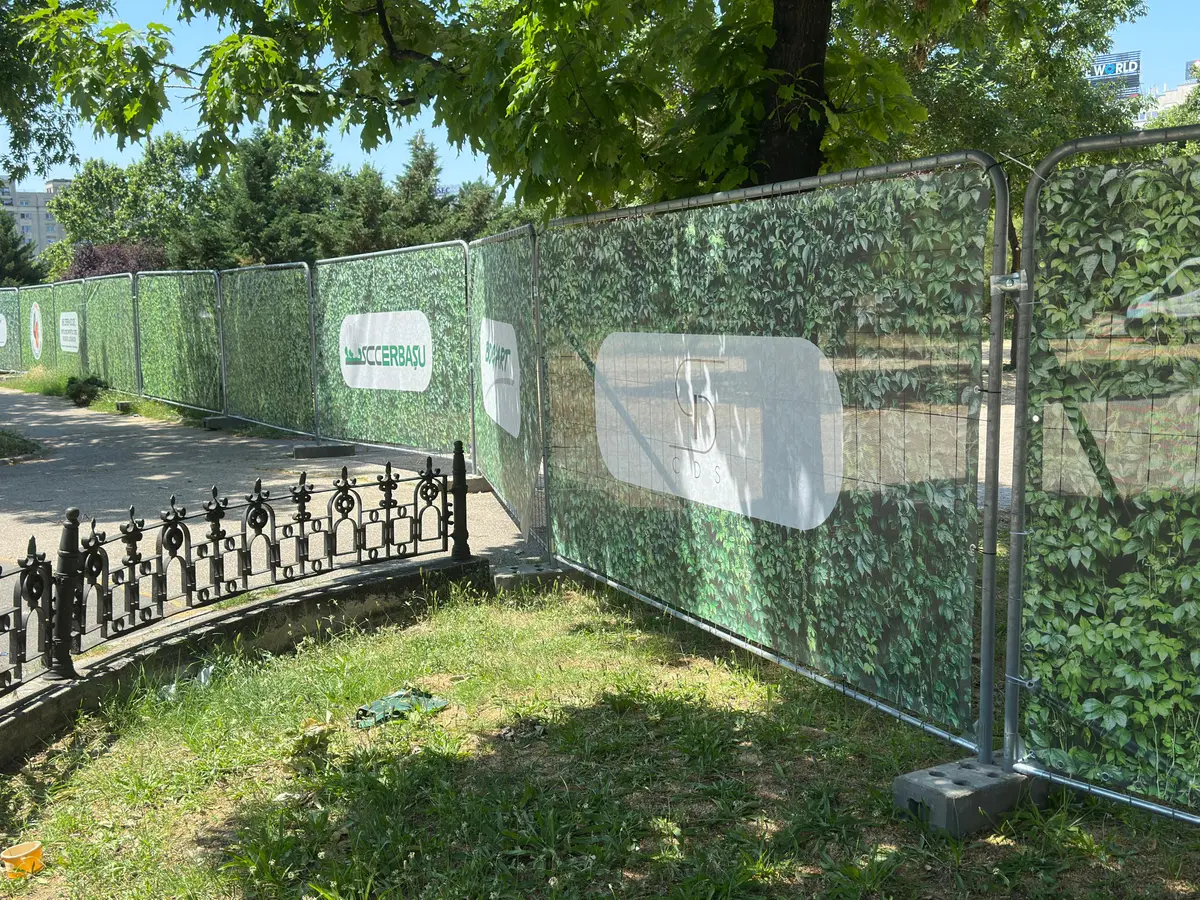Împrejmuire de șantier cu panouri mobile RT, Bog'Art, Piața Unirii – plasă imprimată cu vegetație