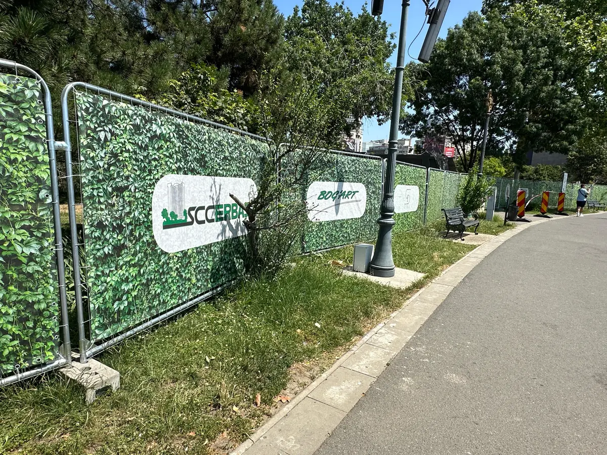 Împrejmuire de șantier cu panouri mobile RT, Bog'Art, Piața Unirii – panouri cu sigle pe alee