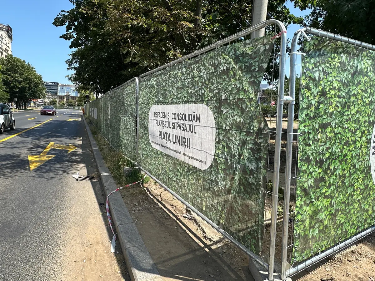 Împrejmuire de șantier cu panouri mobile RT, Bog'Art, Piața Unirii – material imprimat ca perete verde