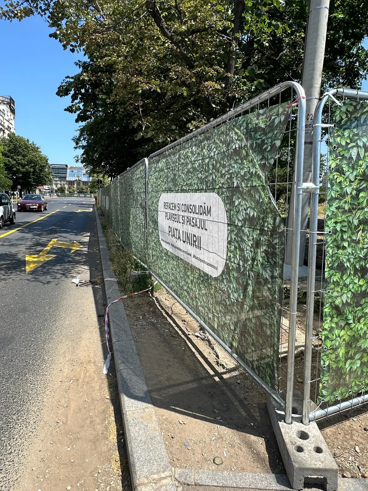 Împrejmuire de șantier cu panouri mobile RT, Bog'Art, Piața Unirii – inscripții despre lucrările la pasaj