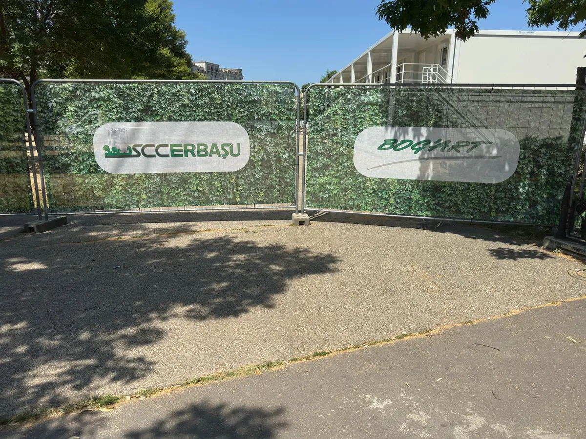 Împrejmuire de șantier cu panouri mobile RT, Bog'Art, Piața Unirii – fundal verde, potecă din beton