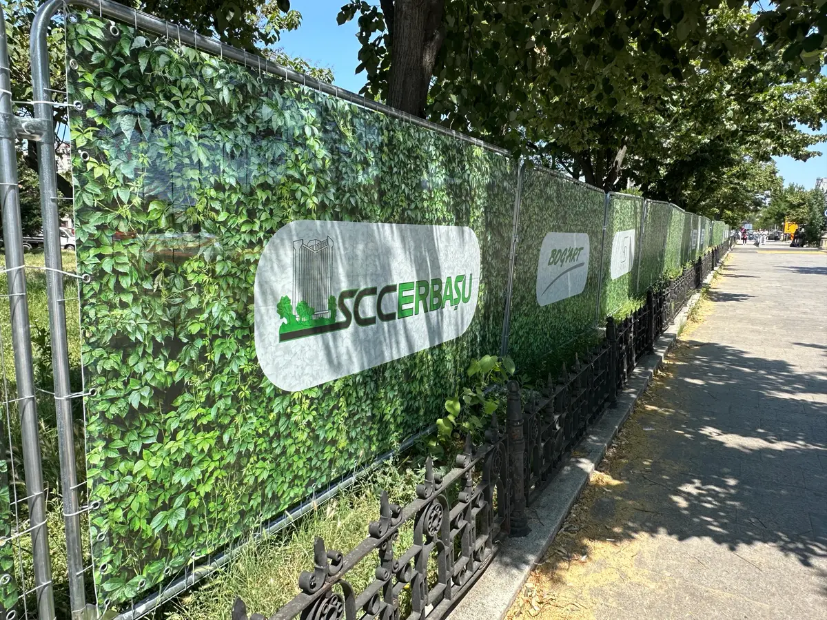 Împrejmuire de șantier cu panouri mobile RT, Bog'Art, Piața Unirii – plasă decorativă tip zid verde