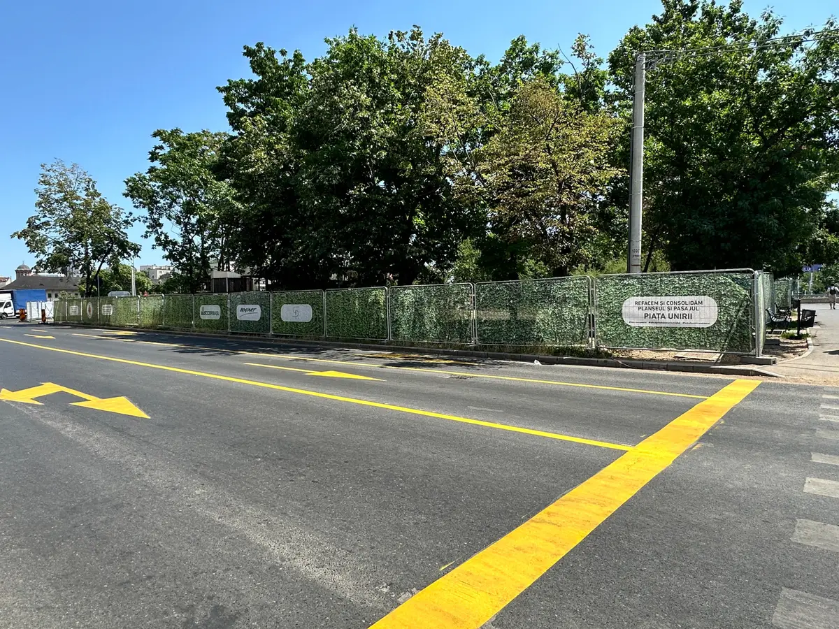 Împrejmuire de șantier cu panouri mobile RT, Bog'Art, Piața Unirii – de-a lungul străzii, panouri informative