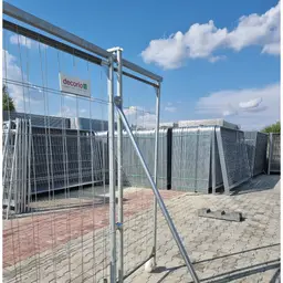 Set poartă culisantă mobilă 3.5 m lungime, fără panouri – în depozit, lângă garduri stivuite
