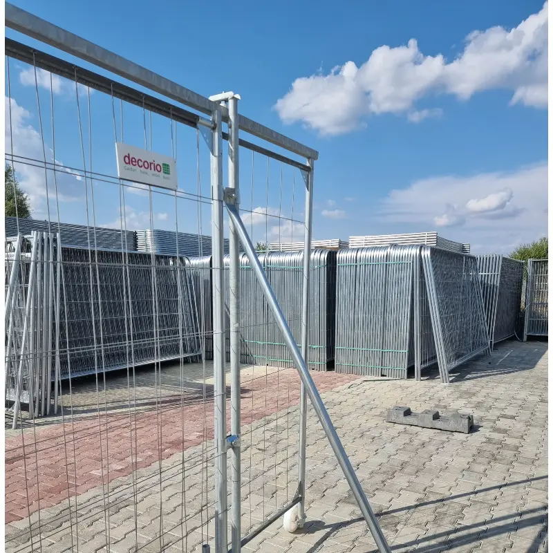 Set poartă culisantă mobilă 3.5 m lungime, fără panouri – în depozit, lângă garduri stivuite