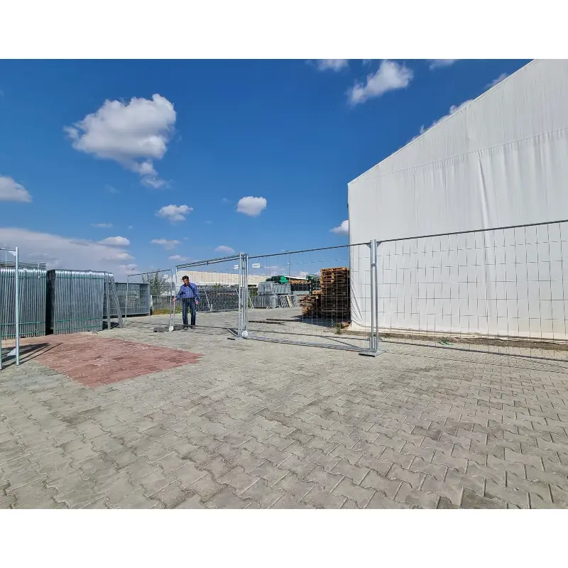 Set poartă culisantă mobilă 3.5 m lungime, fără panouri – amplasată pe pavele, lângă clădire