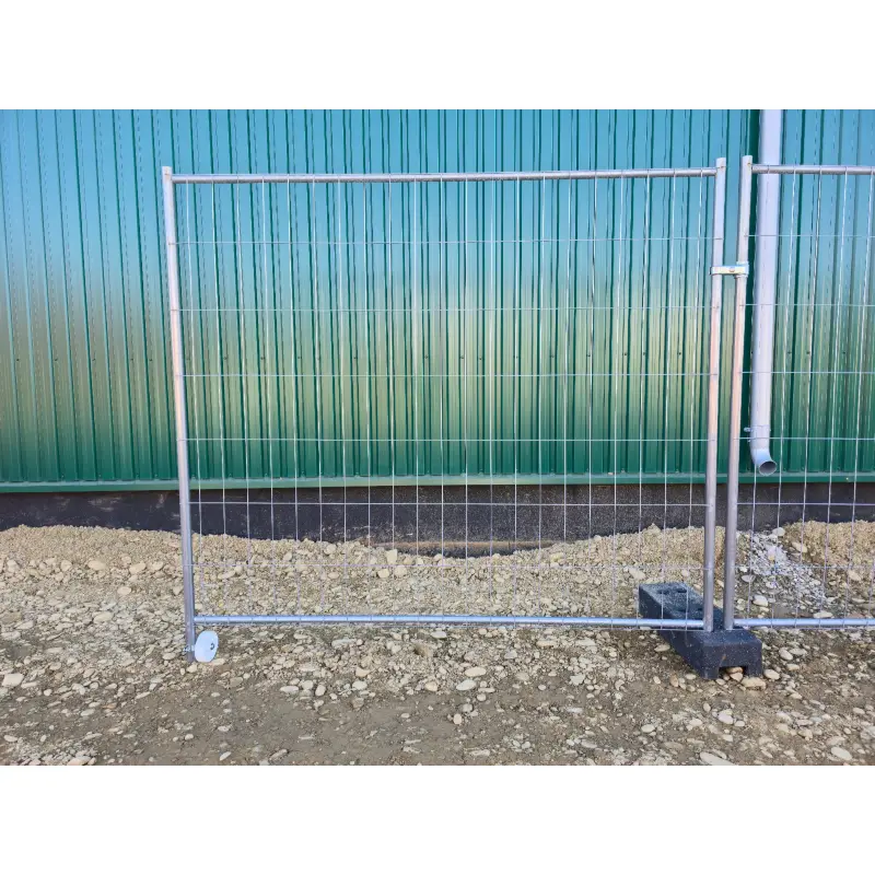 Set poartă șantier ST30 Euro 2.2 m – panouri cu roți, pe pietriș