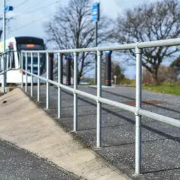 Sistem de balustradă și mână curentă – rampă de acces, zonă de tramvai