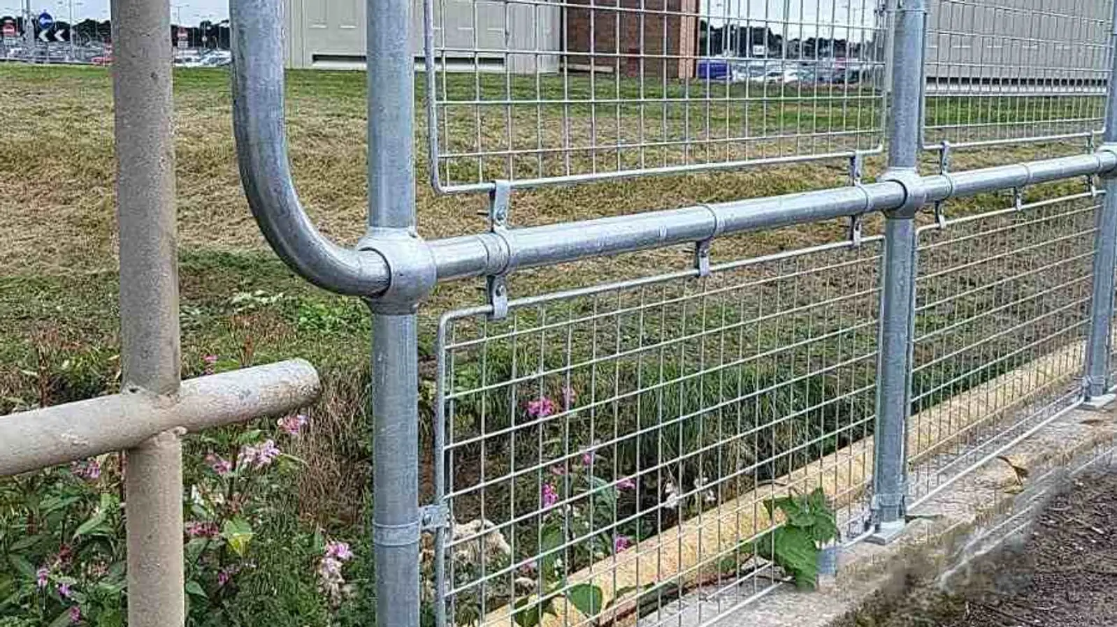 Sistem de balustradă și mână curentă – plasă cu suporturi din țeavă