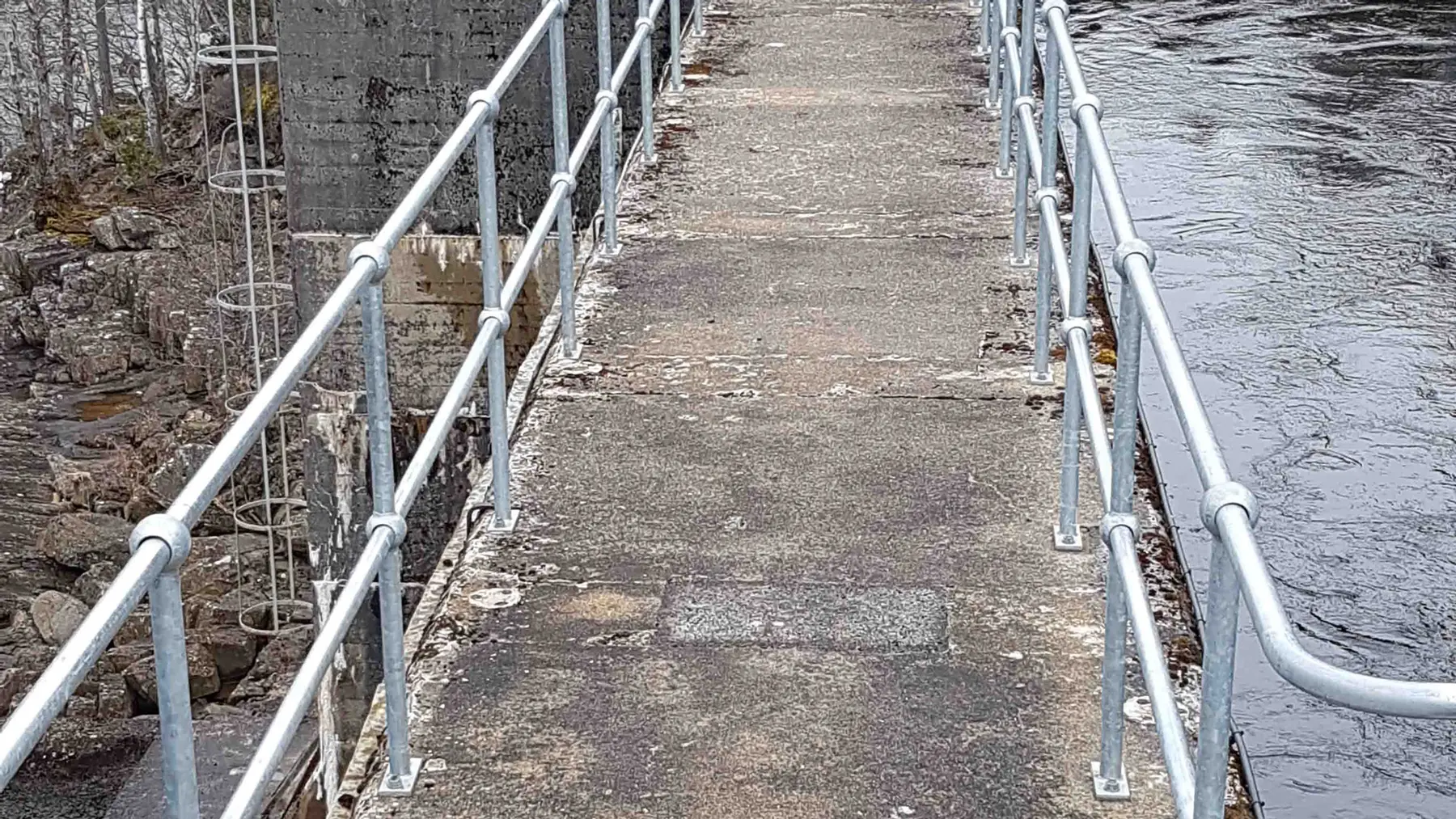 Sistem de balustradă și mână curentă – pasarelă de beton peste apă